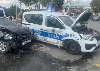 Sakarya’da polis aracı ile otomobil çarpıştı: 2’si polis, 5 yaralı