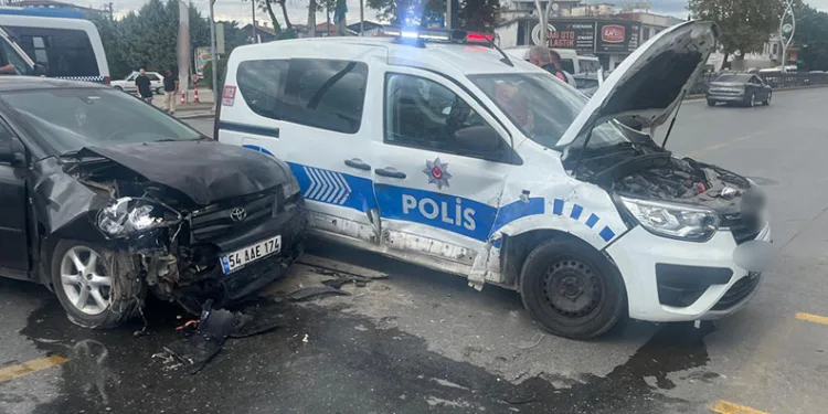 Sakarya’da polis aracı ile otomobil çarpıştı: 2’si polis, 5 yaralı