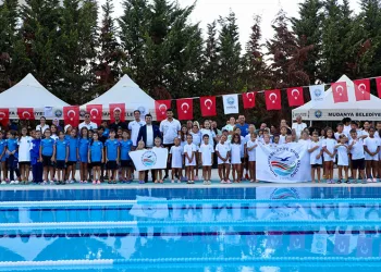 Mudanya Belediyesporlu yüzücüler madalyaları topladı