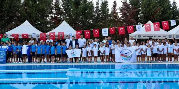 Mudanya Belediyesporlu yüzücüler madalyaları topladı
