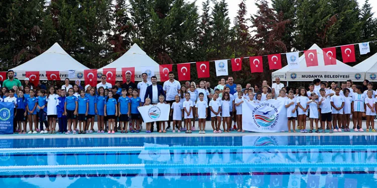 Mudanya Belediyesporlu yüzücüler madalyaları topladı
