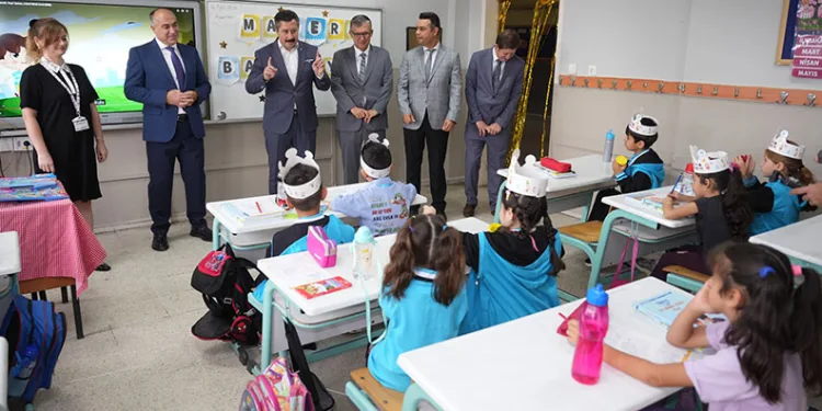 Yıllar önce öğrenciydi, şimdi başkan olarak aynı okulda