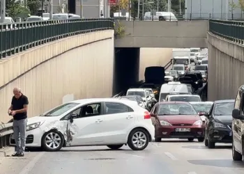 Bursa’da alt geçitte şerit değiştiren ticari araç otomobile çarptı