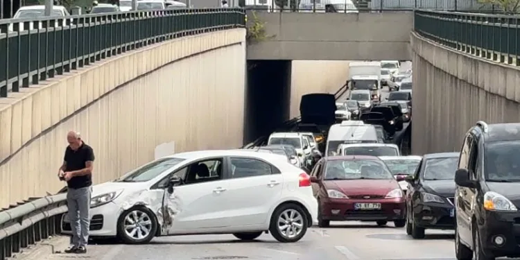 Bursa’da alt geçitte şerit değiştiren ticari araç otomobile çarptı