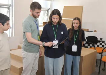 Ortaokul ve lise öğrencileri BTÜ’de robotlarla tanıştı