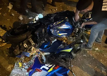 Yolun bittiğini fark etmeyince motosikleti ile boş alana uçtu