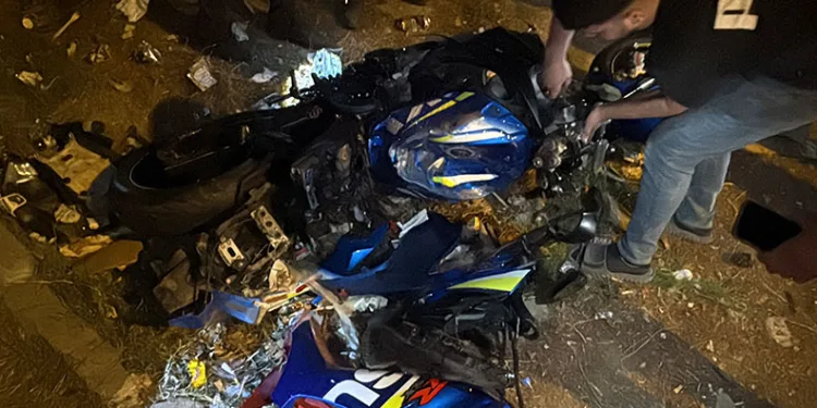 Yolun bittiğini fark etmeyince motosikleti ile boş alana uçtu