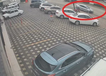 Kontrolden çıkan araç önce kamyonete, sonra park halindeki araçlara çarptı