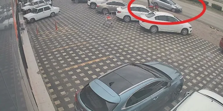 Kontrolden çıkan araç önce kamyonete, sonra park halindeki araçlara çarptı