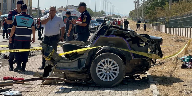 Elazığ’da feci kaza! Otomobil ikiye bölündü: 2 ölü, 2 yaralı