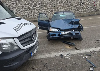 Yağış sebebiyle kafa kafaya çarpıştılar
