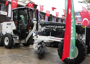 İznik Belediyesi, araç filosunu yeni greyder ile güçlendirdi