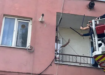 Hastaneye yatmamak için polise bıçak çekip direndi..