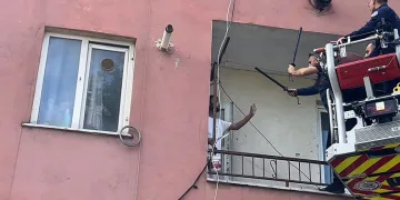 Hastaneye yatmamak için polise bıçak çekip direndi..