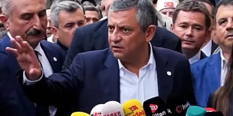 Özgür Özel’den yaşlı yurttaşa müdahaleye tepki: “İttirilir mi yaşlı insan?”