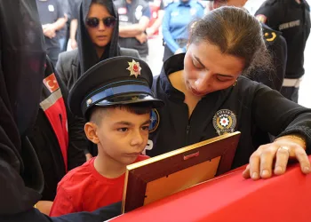 Şehidin eşi ve çocuğundan yürek yakan veda: Babaya son sarılış