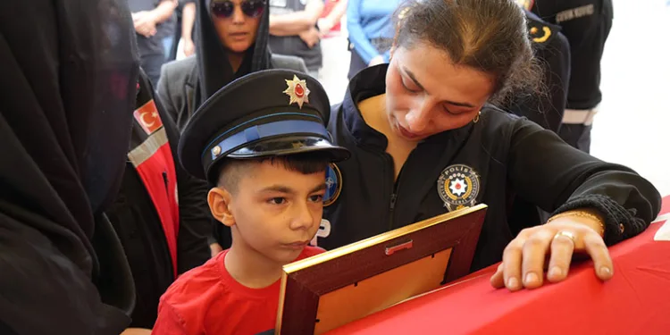 Şehidin eşi ve çocuğundan yürek yakan veda: Babaya son sarılış