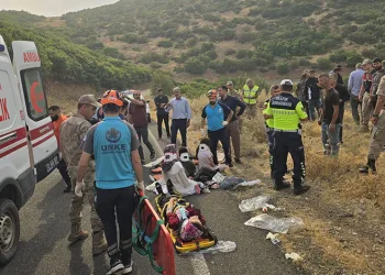 Bingöl’de minibüs şarampole yuvarlandı: 10 yaralı