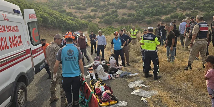Bingöl’de minibüs şarampole yuvarlandı: 10 yaralı