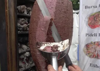 Üç metrelik tabakta Bursa kebabı ikramı