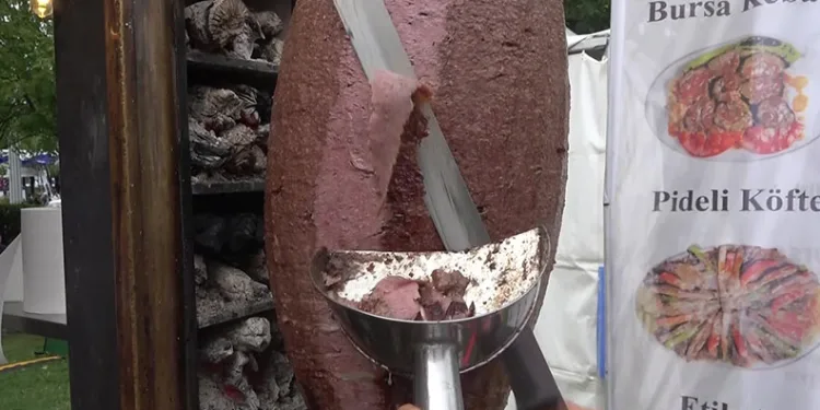 Üç metrelik tabakta Bursa kebabı ikramı