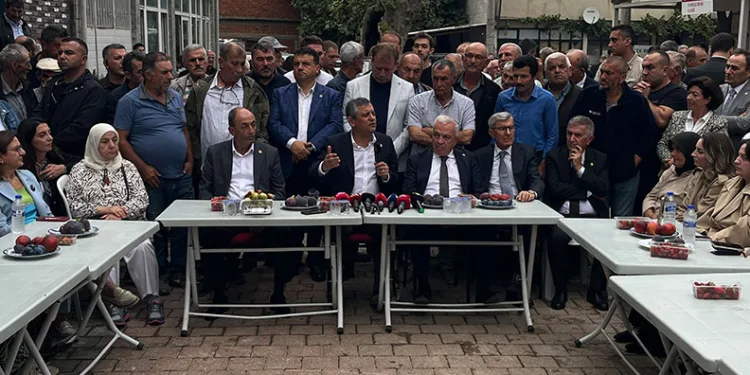 Özgür Özel, Bursa’da çiftçilerle bir araya geldi