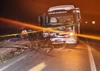 Kamyon ile otomobil kafa kafaya çarpıştı: 1 ölü, 1 yaralı