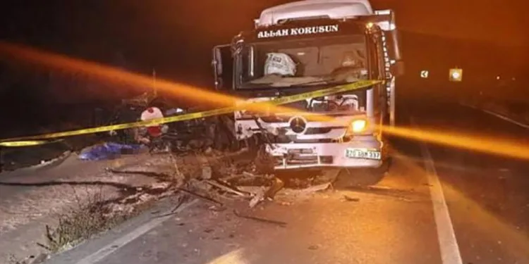 Kamyon ile otomobil kafa kafaya çarpıştı: 1 ölü, 1 yaralı