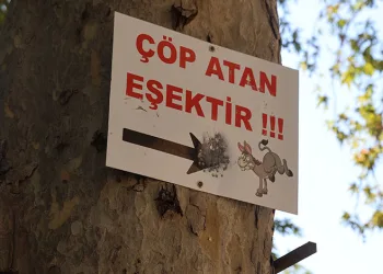 Mesire alanındaki çöp sorununa ‘Çöp atan eşektir’ yazılı tabelayla tepki