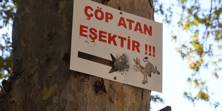 Mesire alanındaki çöp sorununa ‘Çöp atan eşektir’ yazılı tabelayla tepki