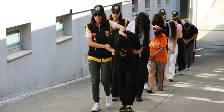 Adana merkezli fuhuş operasyonu: 17 tutuklama