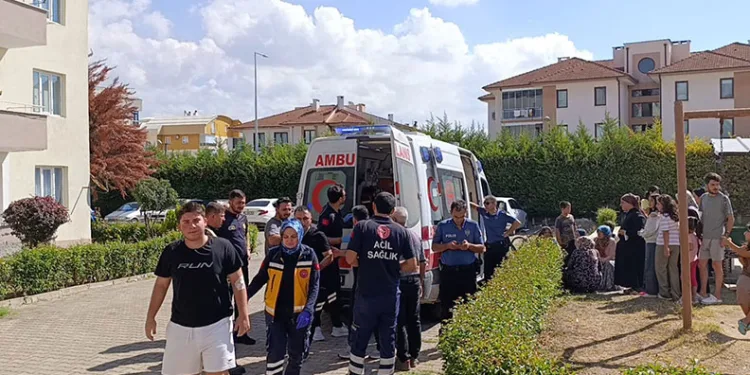 Bursa’da mutfaktan çıkan yangında 4 kişi dumandan etkilendi