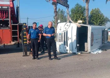 Ceyhan’da minibüs ile otomobil çarpıştı: 1 ölü, 3 yaralı