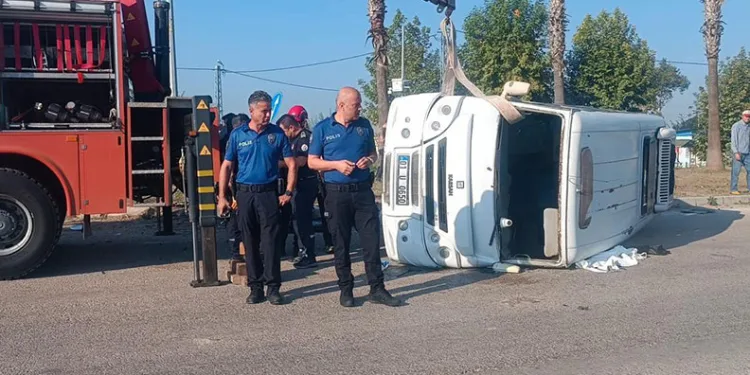Ceyhan’da minibüs ile otomobil çarpıştı: 1 ölü, 3 yaralı