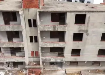 Karacabey’de 30 yıldır tamamlanmayı bekleyen bina mahalleliyi tedirgin ediyor