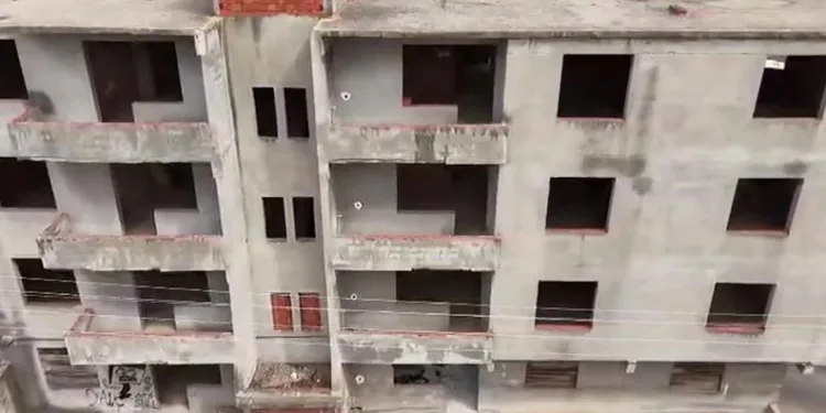 Karacabey’de 30 yıldır tamamlanmayı bekleyen bina mahalleliyi tedirgin ediyor