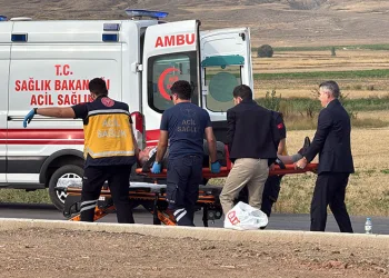 Otomobiller kavşakta çarpıştı: 4 kişi yaralandı