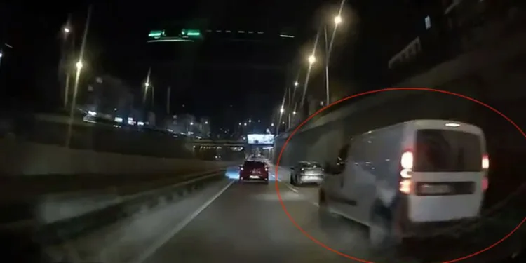 Makas atarak trafiği tehlikeye attı