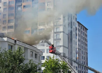 Öğrenci yurdunun çatısında yangın çıktı, çok sayıda ekip sevk edildi