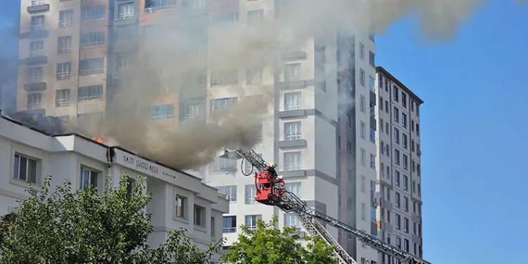 Öğrenci yurdunun çatısında yangın çıktı, çok sayıda ekip sevk edildi