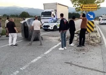 Bursa’da ara sokaktan çıkan araca çarpmamak için refüje daldı