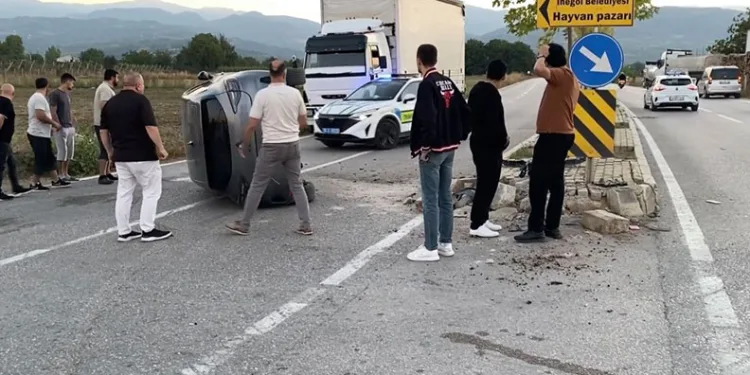 Bursa’da ara sokaktan çıkan araca çarpmamak için refüje daldı