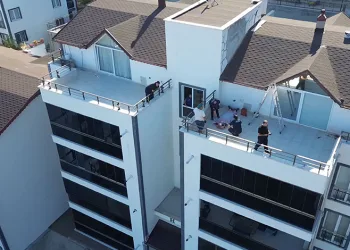 Bursa’da tadilat sırasında balkona düşen işçi yaralandı