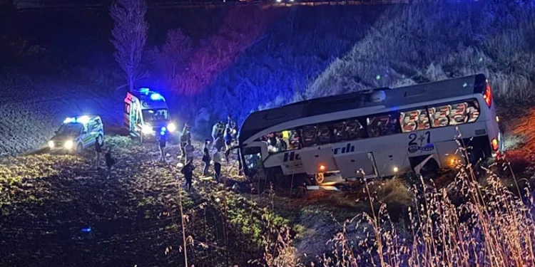 Amasya’da yolcu otobüsü şarampole uçtu: 2’si ağır 24 yaralı