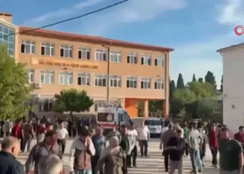 Turgutlu’da lise önünde silahlı saldırı: Yaralı öğrenciler var
