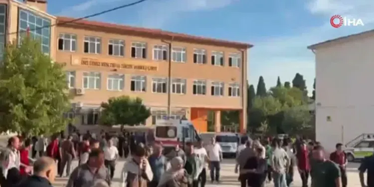 Manisa’da lise önünde silahlı saldırı: 2’si ağır 11 yaralı