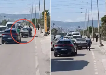 Bursa’da moto kuryeden arızalanan otomobili itmek için ilginç yöntem