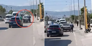 Bursa’da moto kuryeden arızalanan otomobili itmek için ilginç yöntem