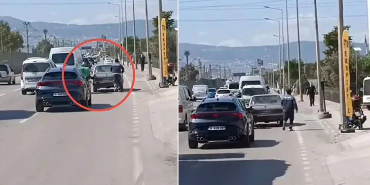 Bursa’da moto kuryeden arızalanan otomobili itmek için ilginç yöntem
