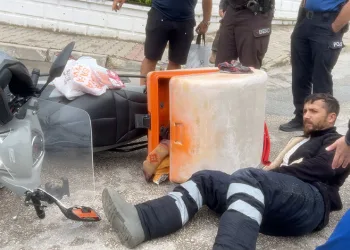 Bursa’da kuryenin önüne aniden çıkan araç kazaya neden oldu